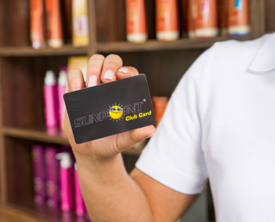 Frau mit Sunpoint Club Card in der Hand