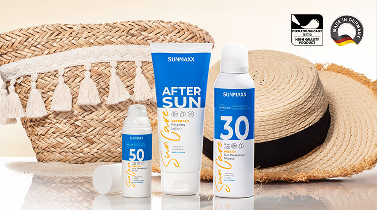SUNMAXX Sun Care Produkte vor Sonnenhut und -tasche